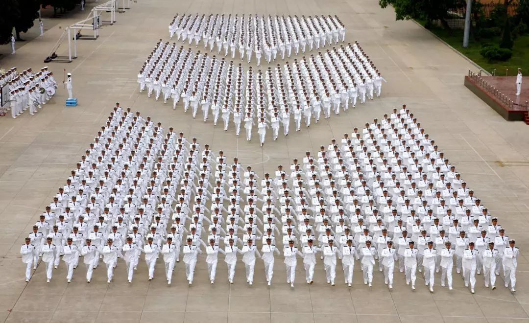 如虎下山,如龙临渊携雷霆万钧之势伴响彻云霄之声大方阵正徐徐驶来4月