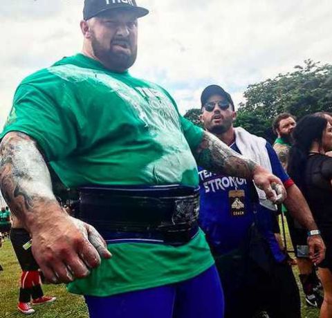 哈夫托布扬松有着多项世界纪录:背负1300斤重物前行五步,将15公斤啤酒