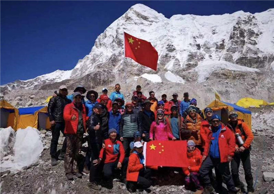 62岁王铁男成功登顶珠穆朗玛峰