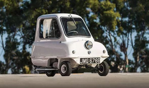 袖珍的车身让我一度以为这是给孩童定制的玩具车……peel p50这款世界