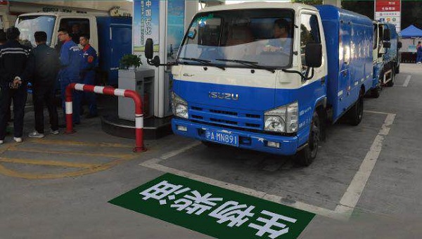 沪226家加油站提供b5生物柴油300万辆车喝上地沟油