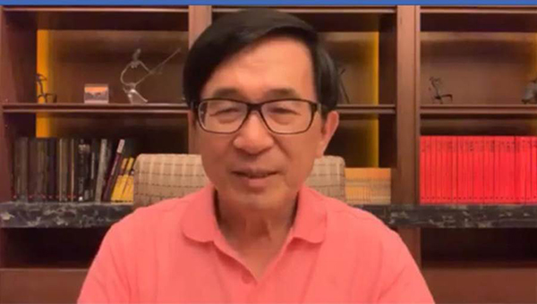 陈水扁:陈水扁怕“被”惹笑网友 台北议员:回中 陈水扁称他接到警告,要他最近不要到公园运动。(图片取自台媒)