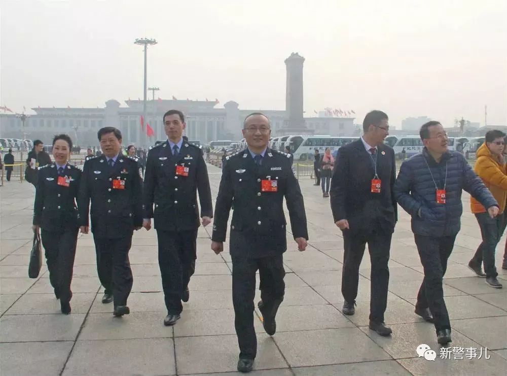 李晴代表走向大会堂."群防群治就要充分发动群众,这是我们的法宝.