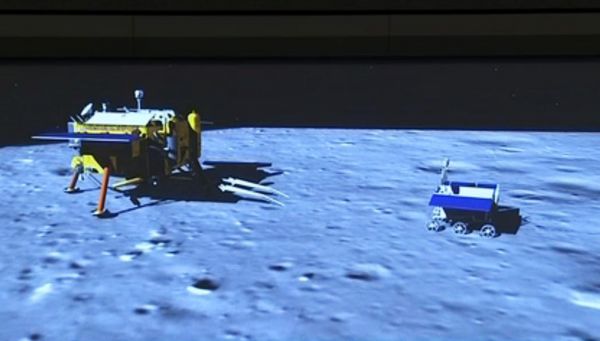 2013年12月15日，嫦娥三号着陆器和巡视器成功互拍。（新华社）