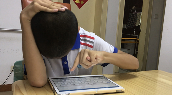 乔博使用平板电脑写作业。澎湃新闻记者 何利权 图