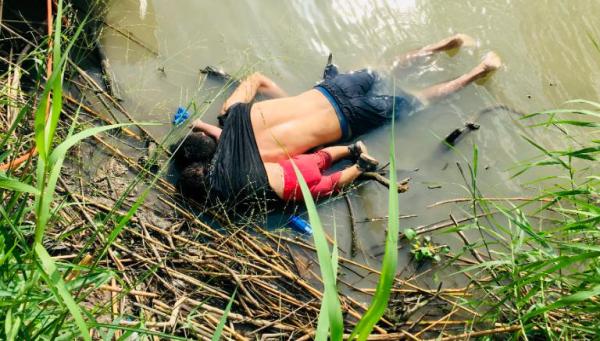 2019年6月23日，在美国与墨西哥边境，一名来自萨尔瓦多的父亲和他的女儿在试图前往美国时溺水身亡。 东方IC 图