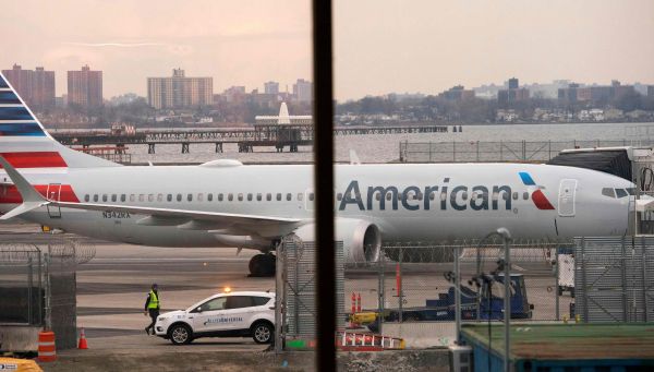2019年3月13日，一架美国航空公司波音737 MAX 8飞机停放在纽约拉瓜迪亚机场。 （新华社）
