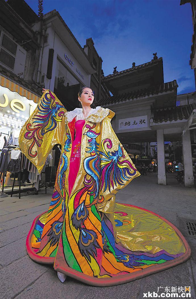 你可把粤剧服饰看作一种高级的私人定制