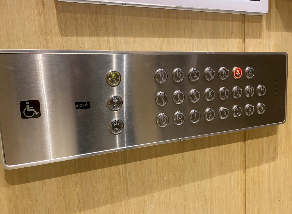 轮椅坡道陡,电梯缺按钮!小区无障碍,还有小"障碍"|单元楼|停车位_新浪