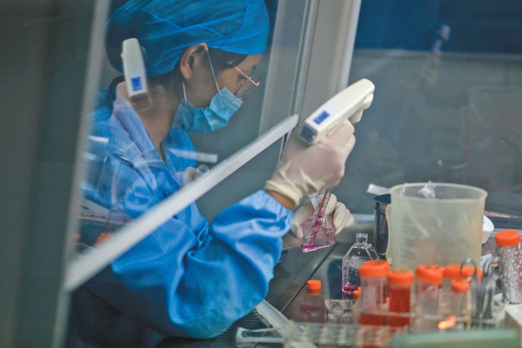 ▲生物实验室内，工作人员在进行细胞培养。