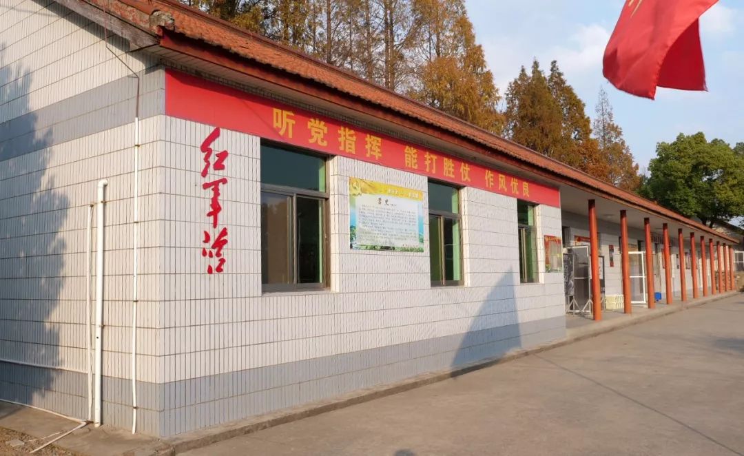 部队驻扎到新营区后,有一部分营房设施简陋,各方面条件较差,他们在