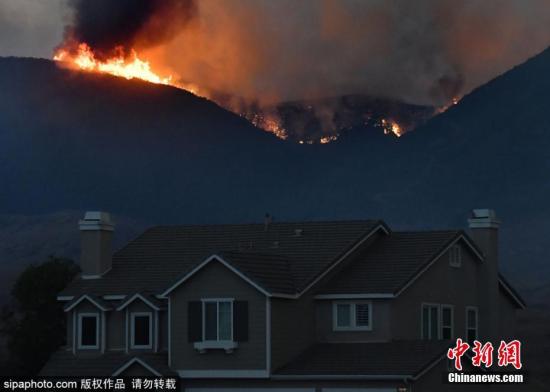 资料图：当地时间9月5日，美国加利福尼亚州穆里塔市森林大火蔓延，附近民众被强制疏散。据报道，美国南加州的河边郡当地时间4日发生山火，大火迅速蔓延，火光冲天。