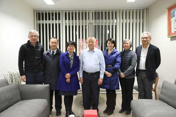 余劲松公使走访慰问巴黎13区侨胞