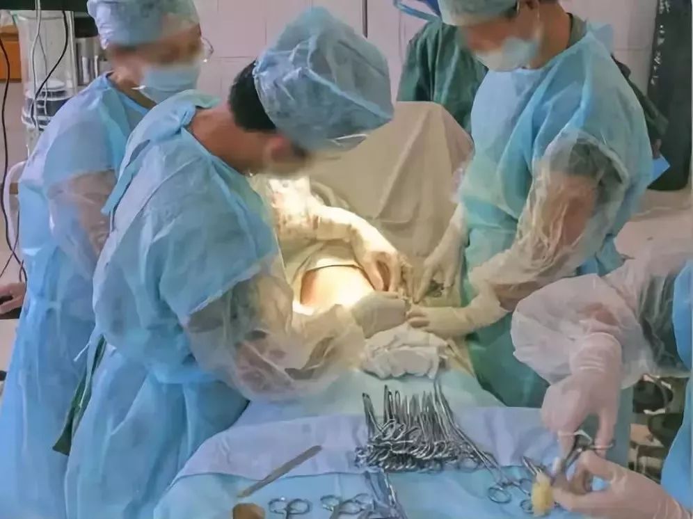 在生孩子的这件事上,不应该是女人一个人的事情,虽不能并肩作战,但