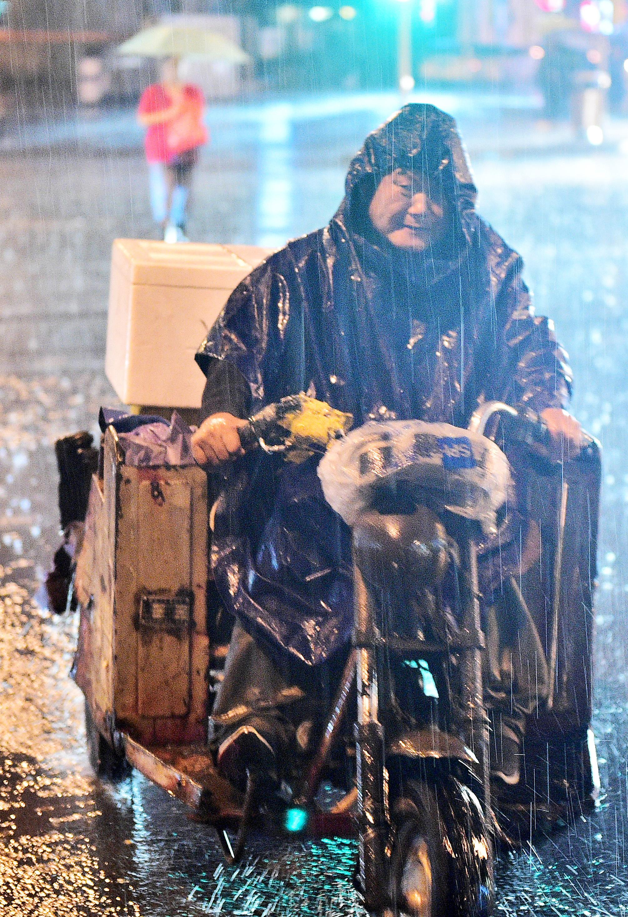 济南壹眼罕见暴雨中看看那些令我们感动的人和事