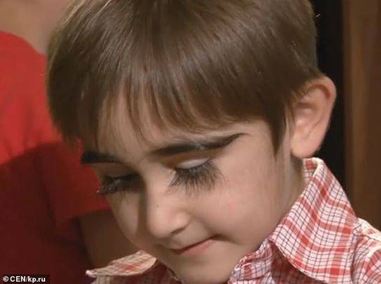 3厘米 成俄罗斯睫毛最长的人