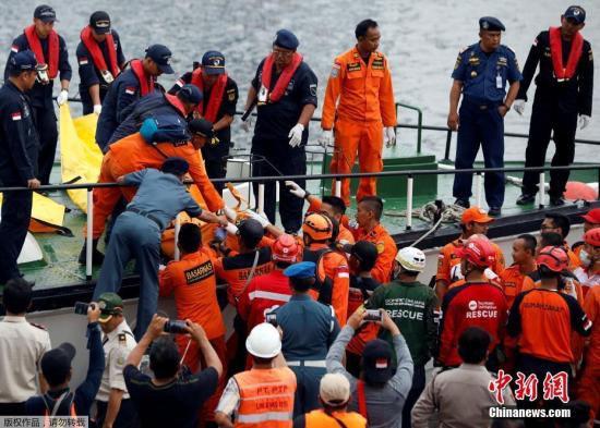 资料图：2018年10月29日印尼狮航客机坠海，搜救人员寻获机上用品。