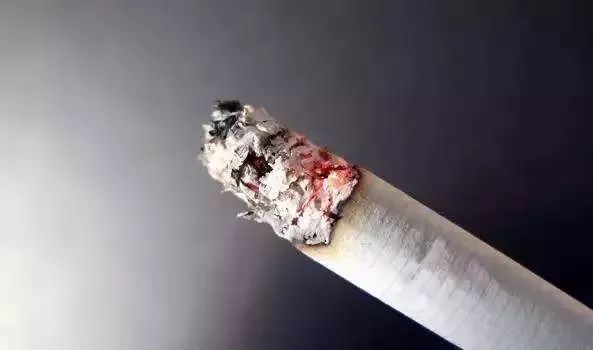 开车可不可以向外弹烟灰?在车上准备个烟灰缸这么难吗