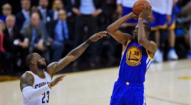 比赛最后时刻,杜兰特迎着詹姆斯的防守,投中决定比赛输赢的干拔三分