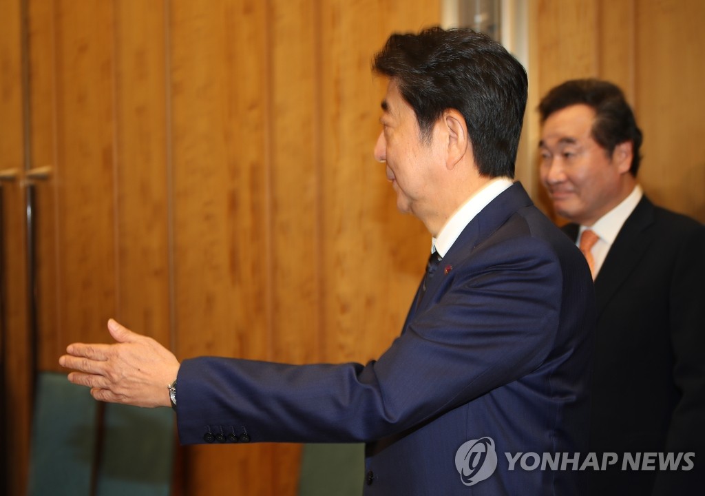 韩国首相:韩国总理与安倍晋三会谈 两人微笑握手(图) 安倍晋三引导李洛渊落座(韩联社)