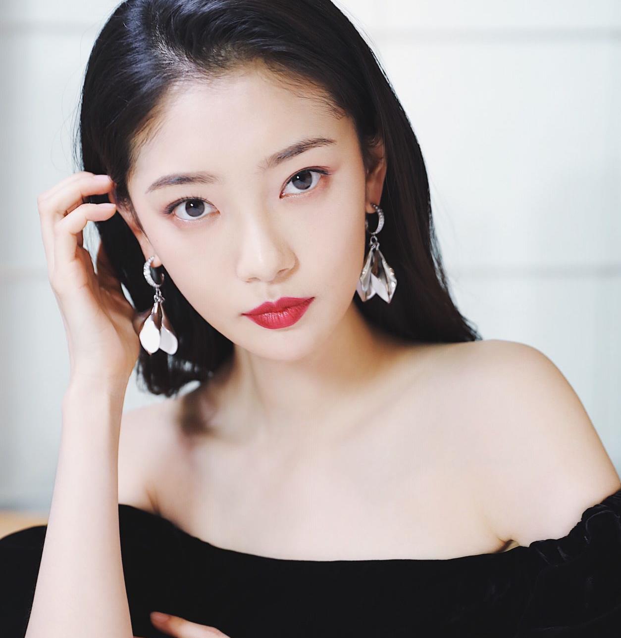 田依桐身穿黑色连衣裙,穿出小公主style,隔着屏幕都觉得美