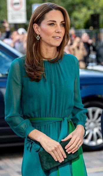 凯特王妃37岁气场十足,卷发造型搭配绿色连衣裙好吸睛,大气减龄
