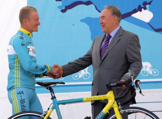 纳扎尔巴耶夫与自行车运动员维诺库罗夫握手