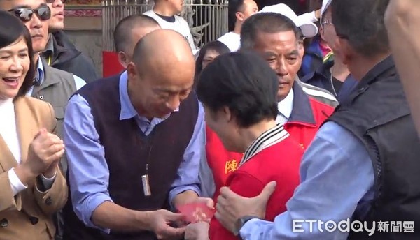韩国瑜在现场发红包（图源：东森新闻网）