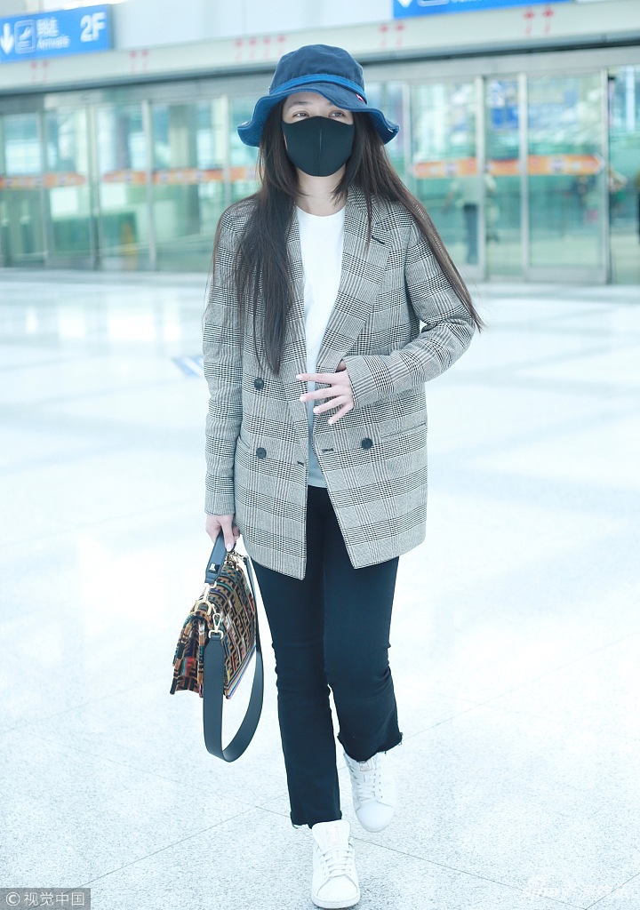 郭碧婷口罩帽子遮素颜 长发飘飘仙气十足
