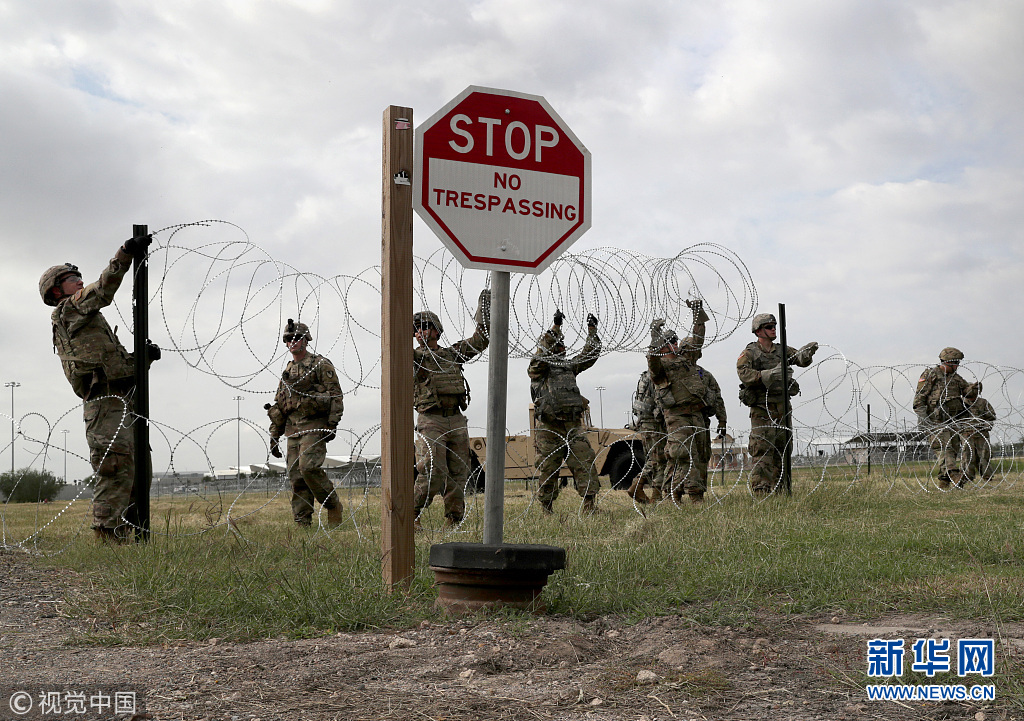 美国士兵部署美墨边境点铺设铁丝网应对中美洲移民压境