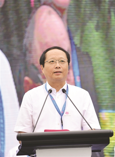 金湖县委书记张志勇致辞.荷花荡景区游人如织.