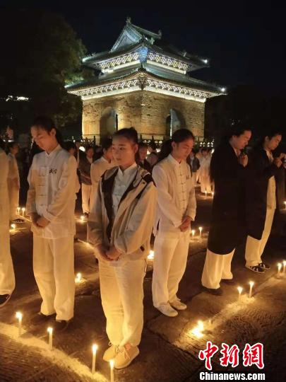 武当弟子及武当武术爱好者致敬一代武侠小说泰斗金庸先生 冯开春 摄