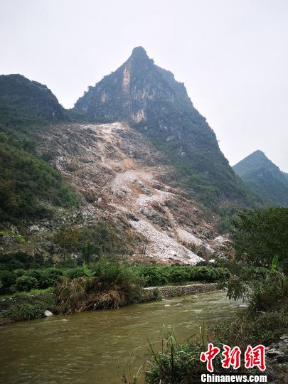 3月14日上午，贵广高铁阳朔站附近发生一起突发性岩石崩塌。　钟欣 摄