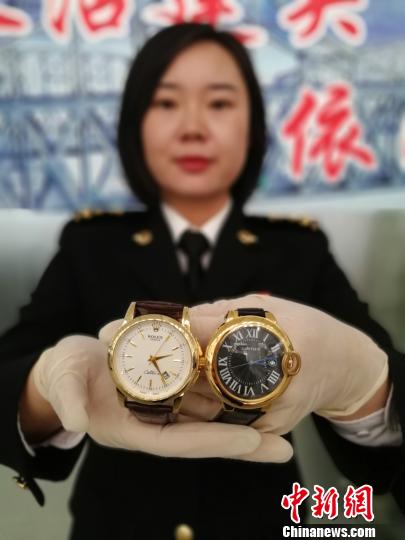 圖為海關近日查獲的涉嫌侵犯知識產(chǎn)權手表。 林戈 攝