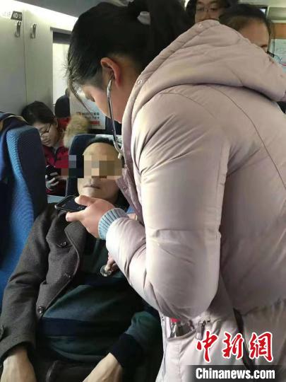 待乘客病情和情绪平稳后,杨璨给乘客又测了一次血压和心率。 中国科大附一院安徽省立医院供图