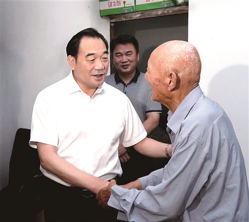 周铁根书记在睢宁县睢城街道仝场社区看望慰问退伍老战士贾德田.