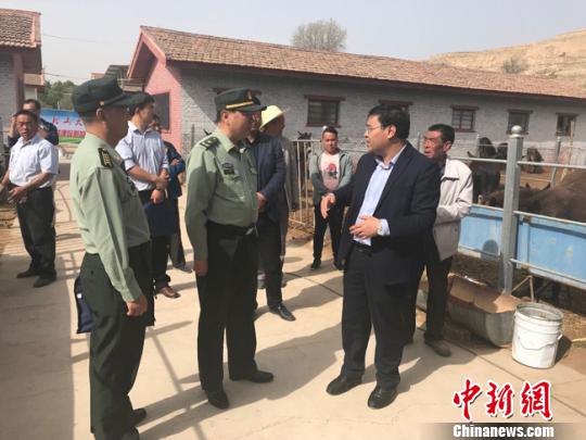 5月16日,兰州军区善后办副政治委员张柯平少将(中)一行人考察了甘肃