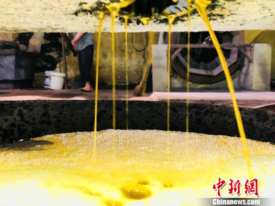 实拍古法手工榨油 几百次撞击榨出最后一滴油