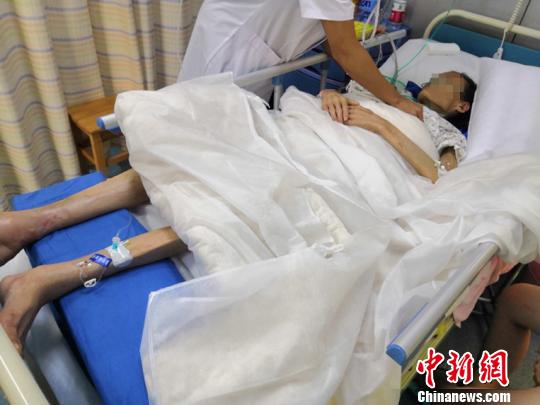 躺在病床上的沈女士体重不足60斤.