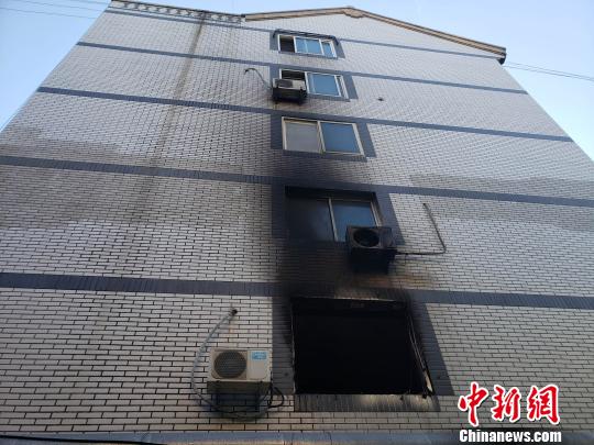 保定爆炸:河北保定一小区疑似燃气爆燃致5人死亡 警方介入 发生爆燃的单元楼侧面,2楼的门窗和3楼空调被烧毁。 徐巧明 摄