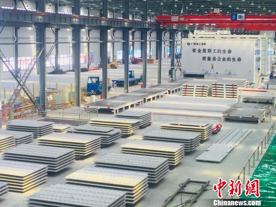 装配式建筑是将房子的部分或所有构件在工厂预制完成,然后运到施工