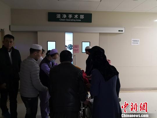 图为此次事故伤者在医院接受治疗。冯志军 摄