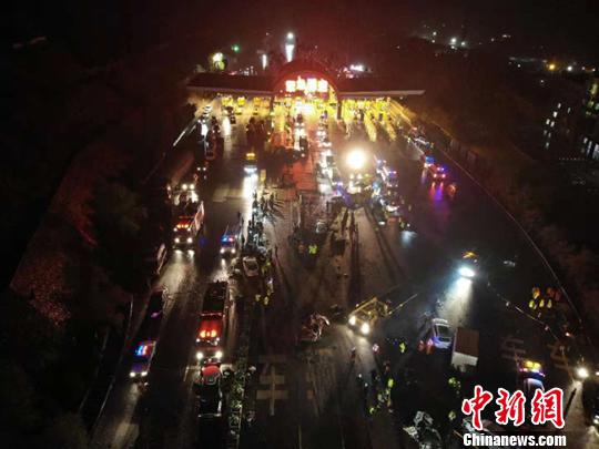 图为航拍事故现场救援处置。杨艳敏 摄