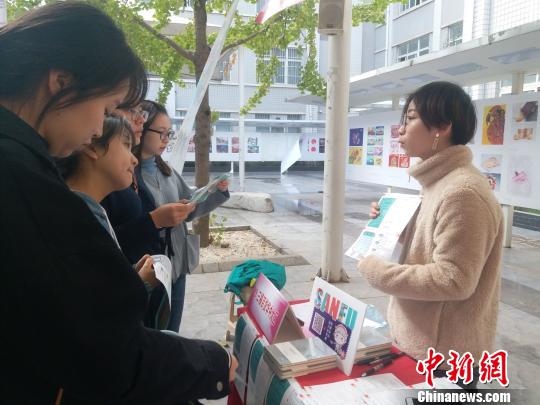 女性专场招聘会现场 蓝静 摄