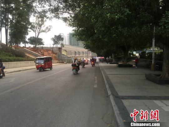 车辆停靠位置前方是急下坡路段。 黄科云 摄