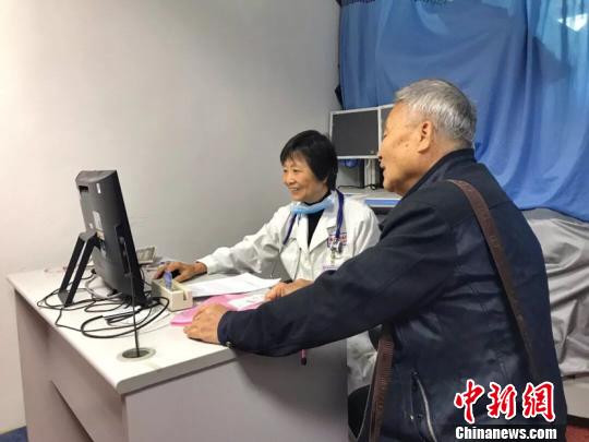 郑幼敏大夫(左)在望诊。 福建省立医院供图 摄 郑幼敏大夫(左)在望诊。 福建省立医院供图 摄