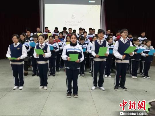  学生们正在朗诵班级赋　刘江华　摄