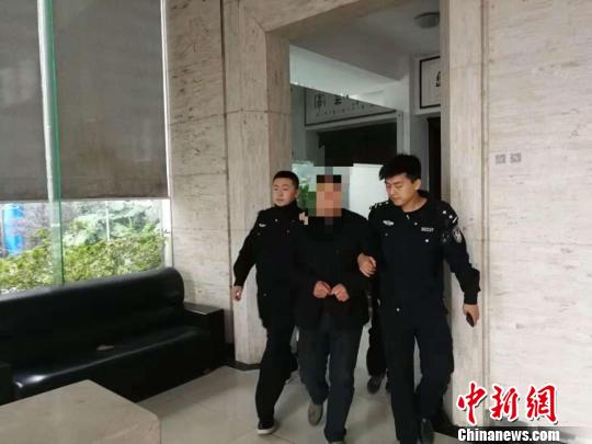 12月12日,江西省南昌市新建区法院实走干警接到申请实走人程某挑供的线索后,火速赶去南昌青云谱区某商厦,成功将刚从上海返昌的“老赖”周某擒获,并将此案实走完毕。 杨海兰 摄