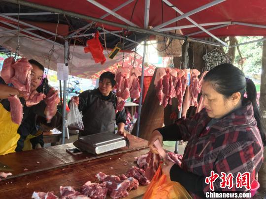 图为惠州市惠城区马安新乐街蔬菜市场一经营猪肉档 宋秀杰 摄