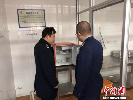 闽侯县市场监管局做事人员正在小儿园食堂食品仓库检查。供图